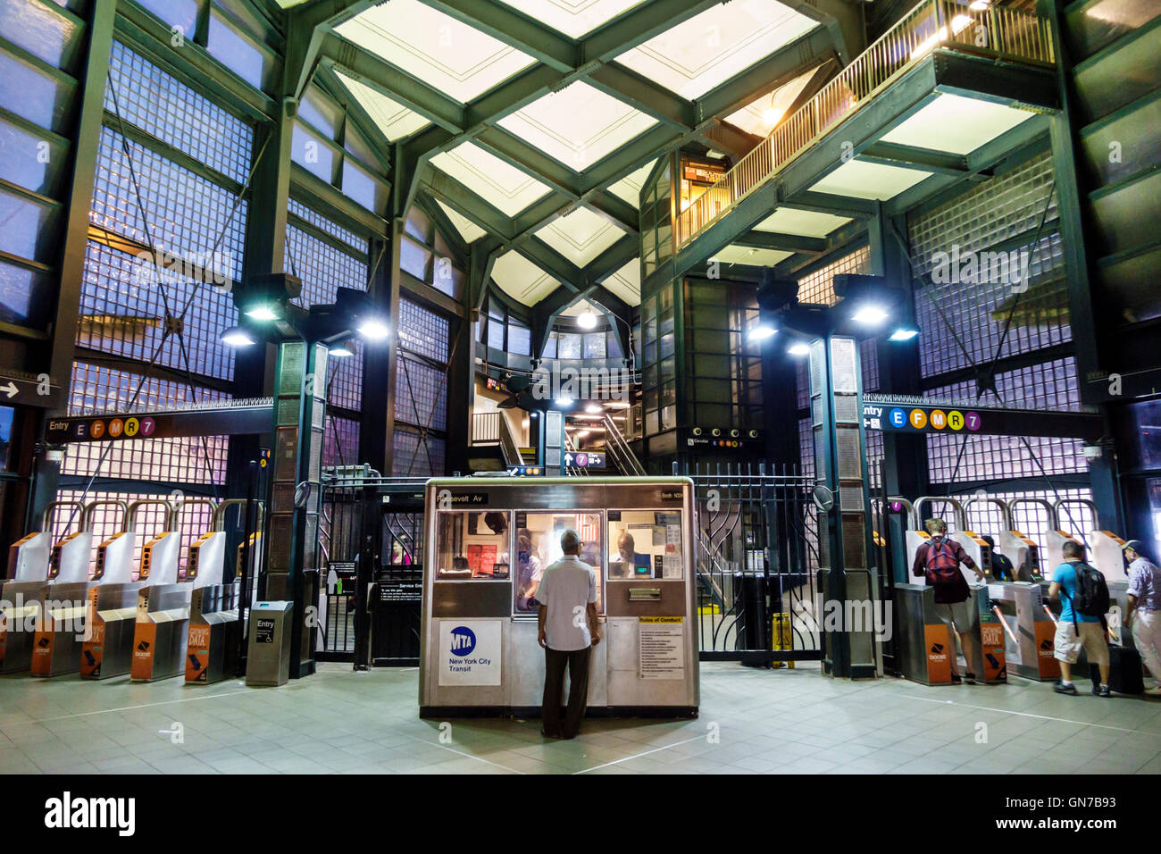 New York Ny Nyc New York City Queens Jackson Heights Roosevelt Avenue 74th Street Broadway U Bahn Station Mta Offentliche Verkehrsmittel Ticket Stockfotografie Alamy