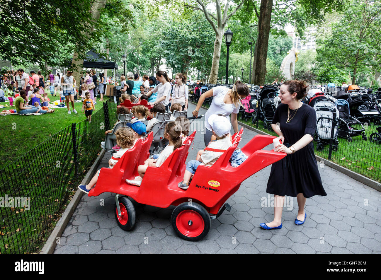 New York City, NY NYC Manhattan, Madison Square Park, Farragut Lawn, Garten, Konzert für Kinder, interaktive Musikserien, Erwachsene, weibliche Frauen, Männer Stockfoto