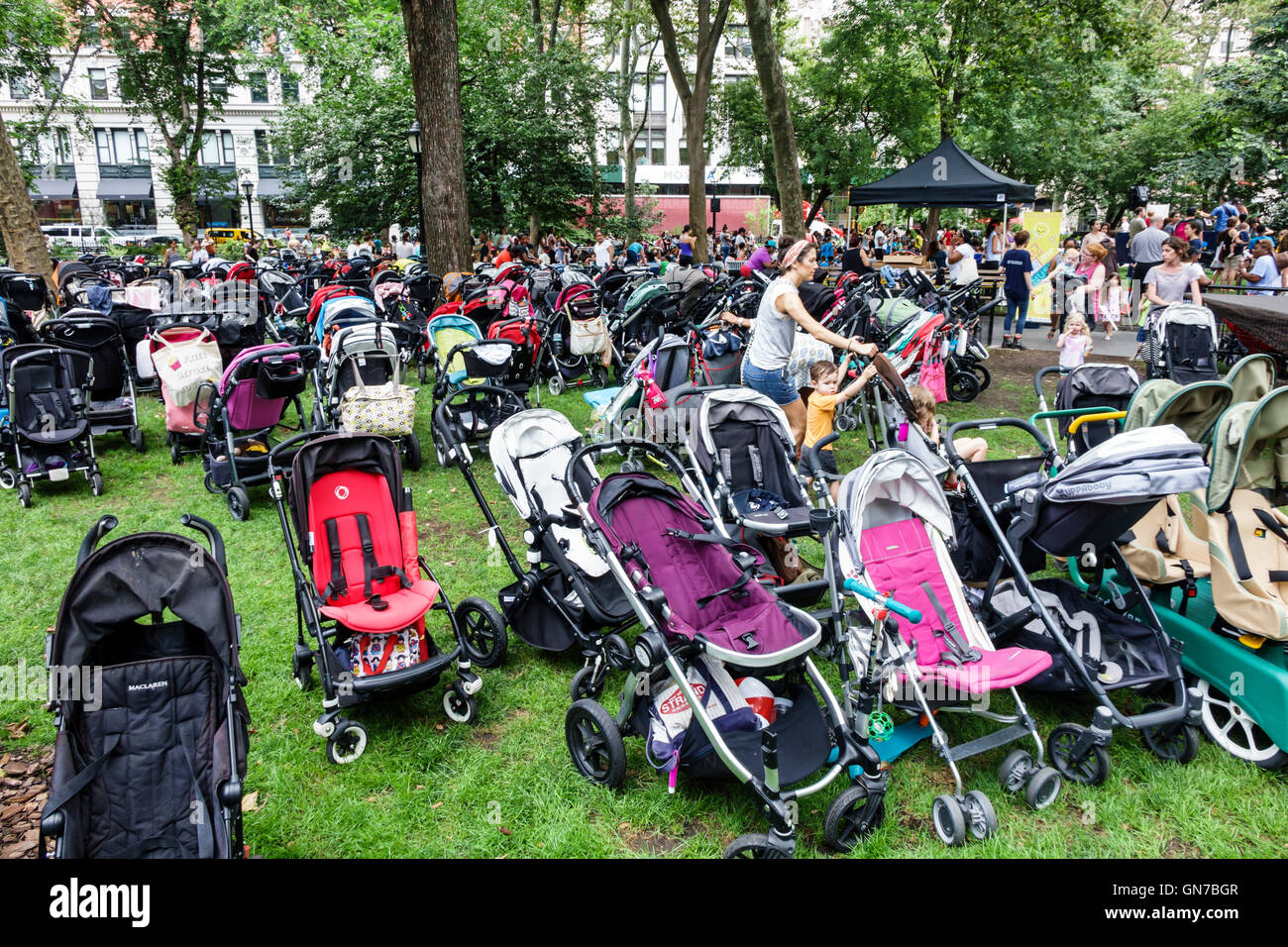 New York City, NY NYC Manhattan, Madison Square Park, Farragut Lawn, Garten, Konzert für Kinder, interaktive Musikserien, Erwachsene, weibliche Frauen, Stro Stockfoto