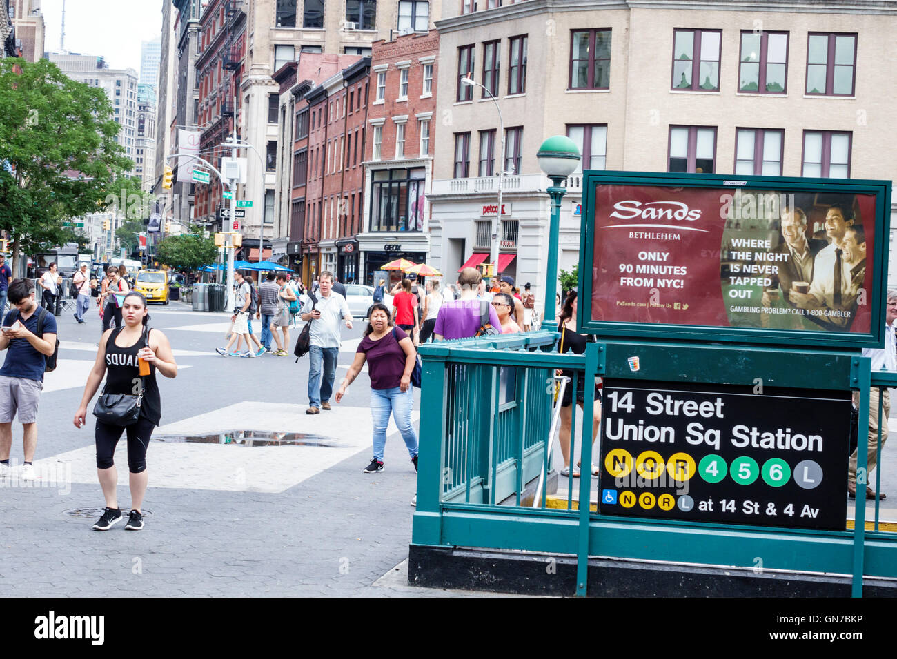 New York City, NY NYC, Manhattan, Union Square, Straßenszene, Asiaten Ethnische Immigranten Minderheit, lateinamerikanische Lateinamerikaner, Erwachsene Erwachsene, Frau wo Stockfoto