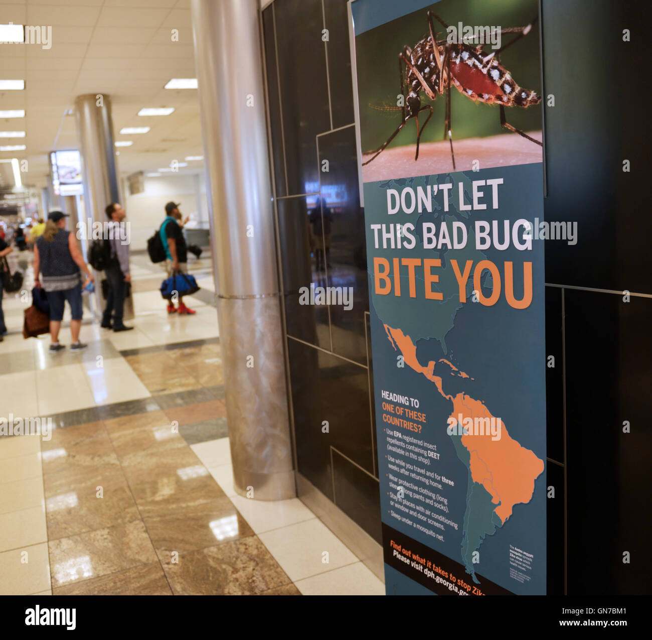 Melden Sie sich an Flughafen (Atlanta) Achtung Reisende die Aedes Aegypti Mücke und Zika-virus Stockfoto