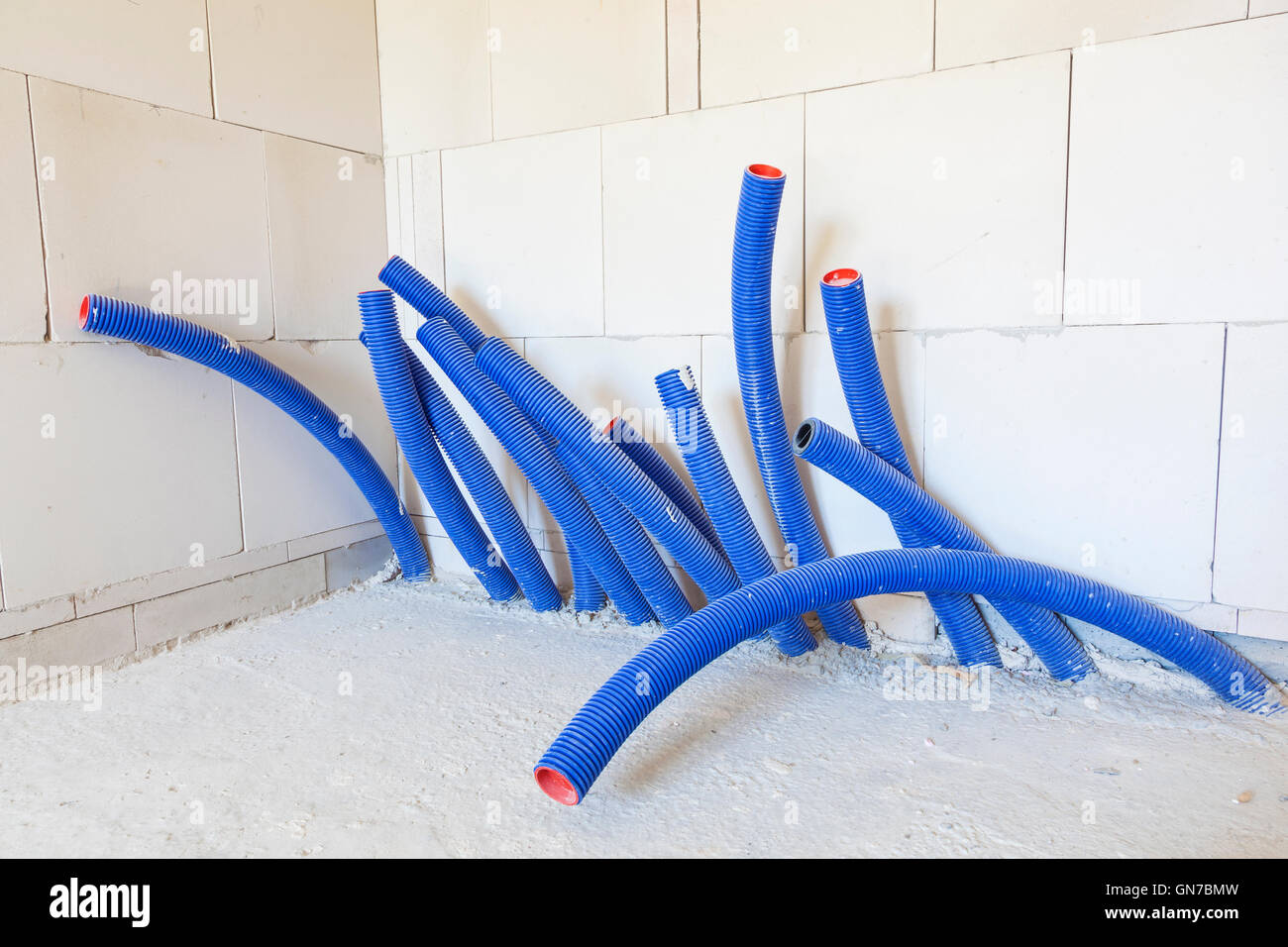 Blaue Luft Rohre in einem neuen Haus Stockfoto