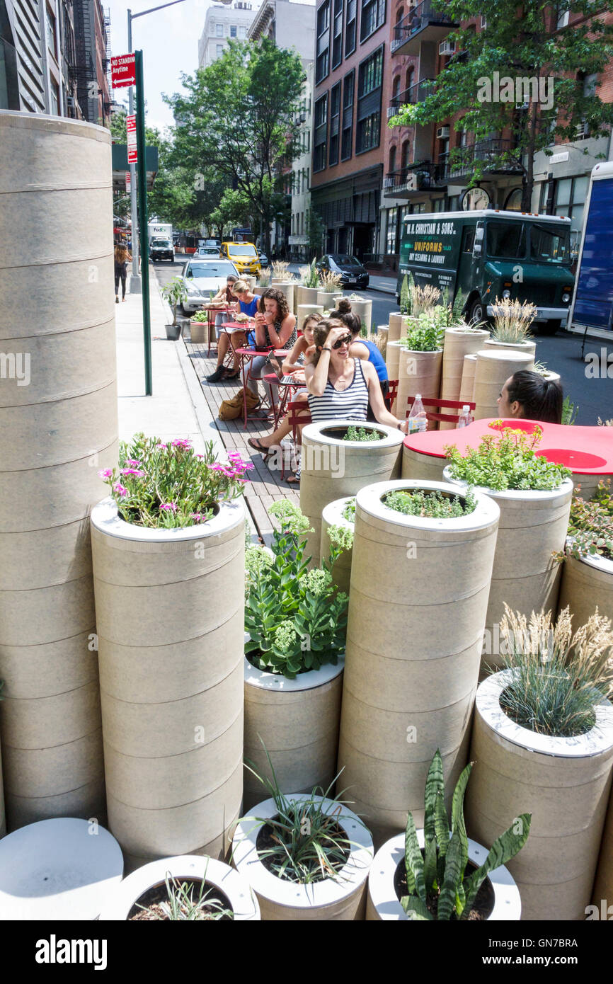 New York City, New York NYC Manhattan, Greenwich Village, Parsons School of Design, Kunst, Design, Hochschule, Schule für Konstruktete, Außenansicht, Straßensitzprojekt, Publ Stockfoto