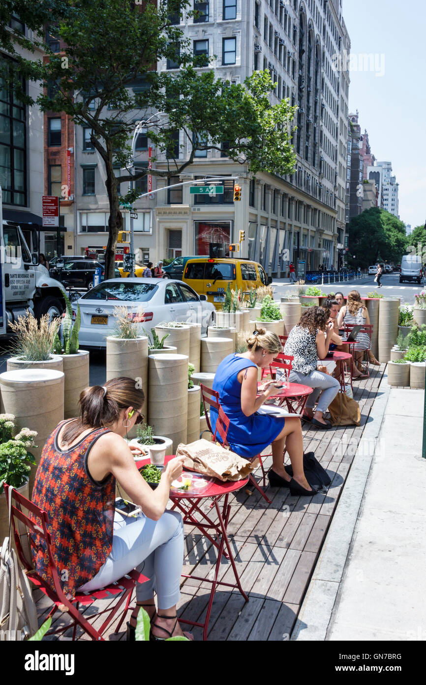 New York City, New York NYC Manhattan, Greenwich Village, Parsons School of Design, Kunst, Design, Hochschule, Schule für Konstruktete, Außenansicht, Straßensitzprojekt, Publ Stockfoto