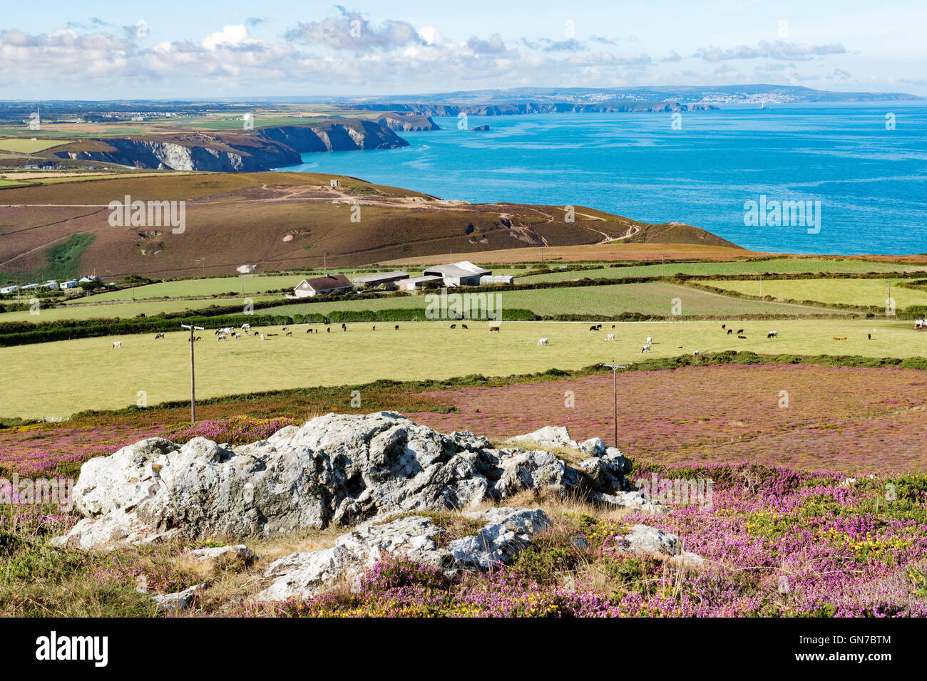 Ein Blick auf die Nordküste von Cornwall von der Spitze der Beacon auf Extrameldung Stockfoto