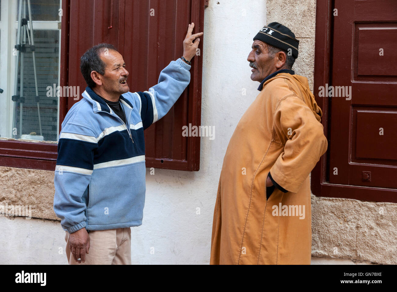 Essaouira, Marokko.  Zwei Männer im Gespräch, Sidi Mohammed Ben Abdallah Street Scene. Stockfoto