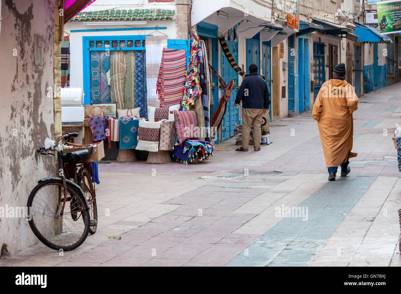Essaouira, Marokko.  Sidi Mohammed Ben Abdallah Street Scene, am frühen Morgen. Stockfoto