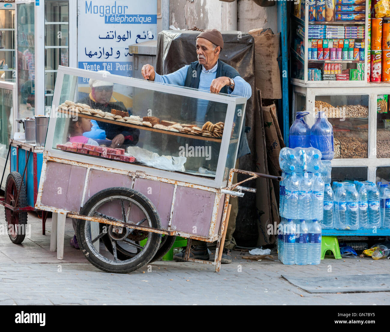 Essaouira, Marokko.  Mann mit Karren verkaufen Gebäck, Avenue de l'Istiqlal. Stockfoto