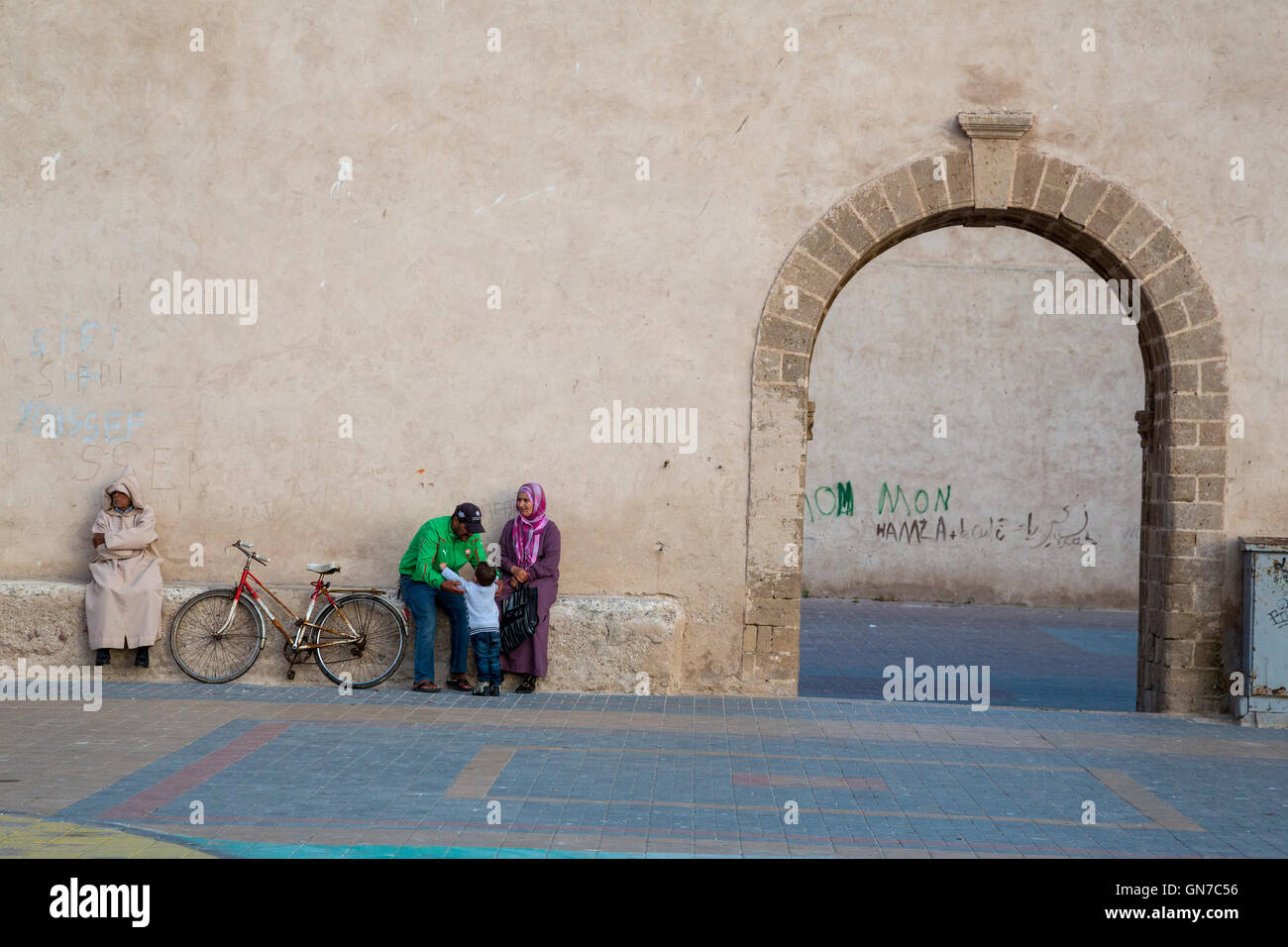 Essaouira, Marokko.  Familie in der Platz Moulay Hassan, am späten Nachmittag. Stockfoto