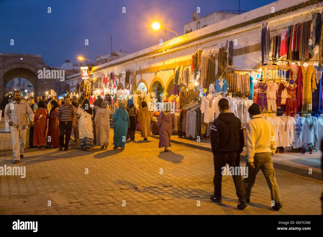 Essaouira, Marokko.  Am Abend Straßenszene, Mohamed Zerktouni Ave. Stockfoto