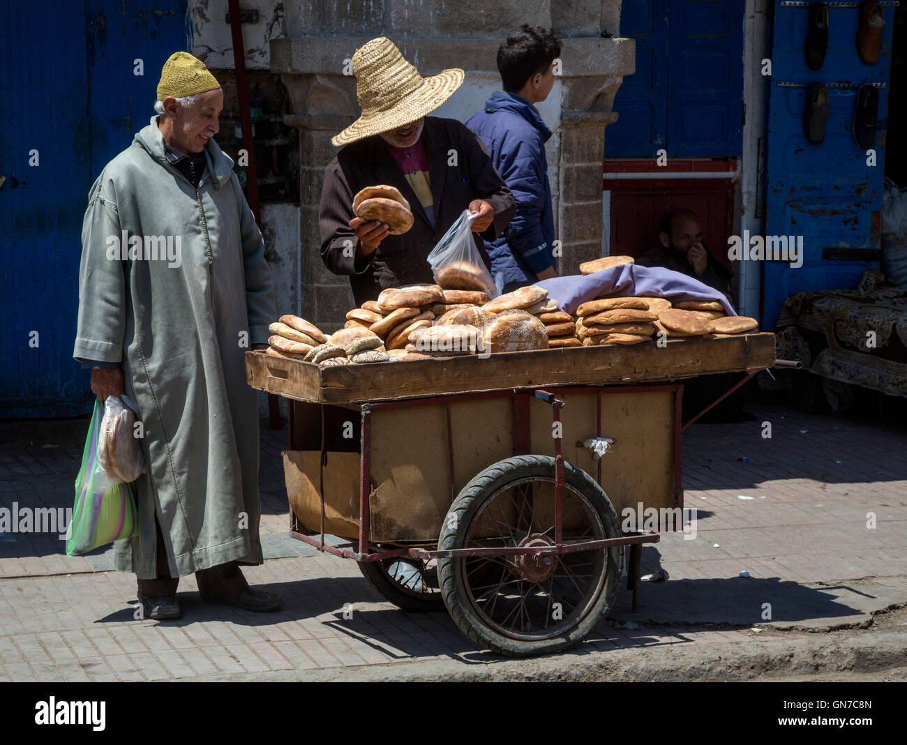 Essaouira, Marokko.  Brot Hersteller, Avenue Mohammed Zerktouni. Stockfoto