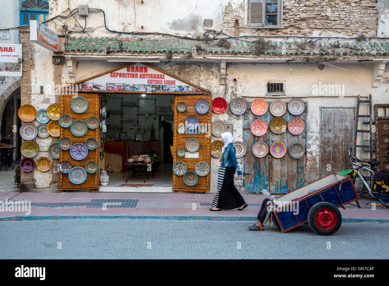 Essaouira, Marokko.  Keramik Shop, Porter ruht in seinem Wagen, Avenue de l'Istiqlal Stockfoto