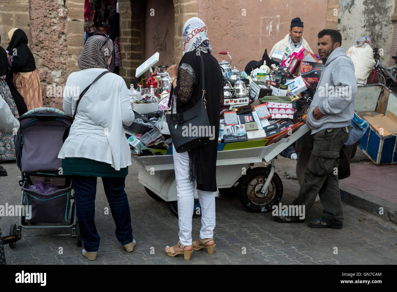Essaouira, Marokko.  Verkauf von Teekannen und Zubehör in der Straße, Avenue de l'Istiqlal. Stockfoto