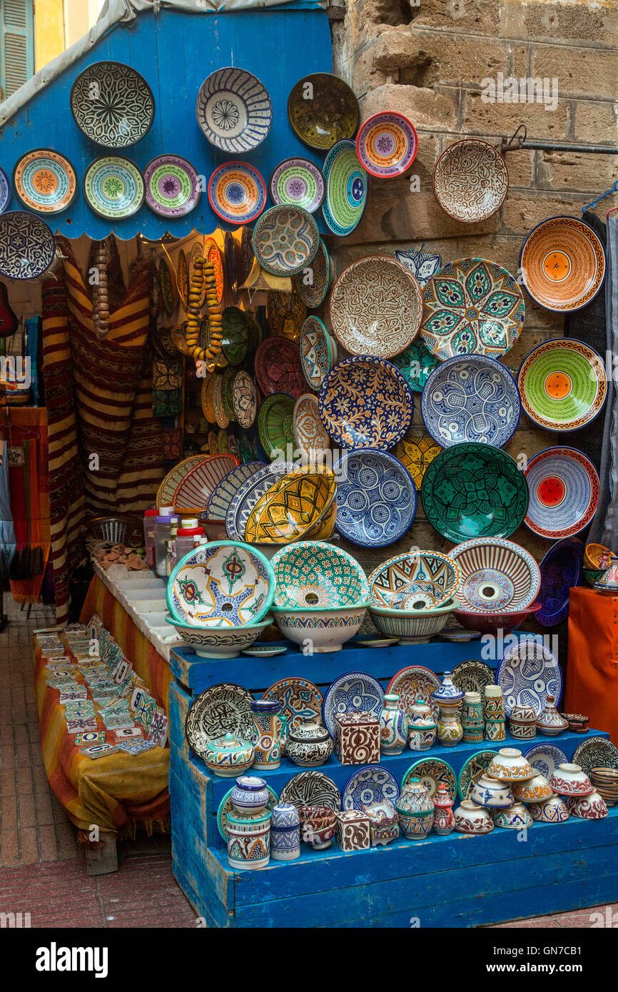 Essaouira, Marokko.  Keramische Platten zu verkaufen. Stockfoto