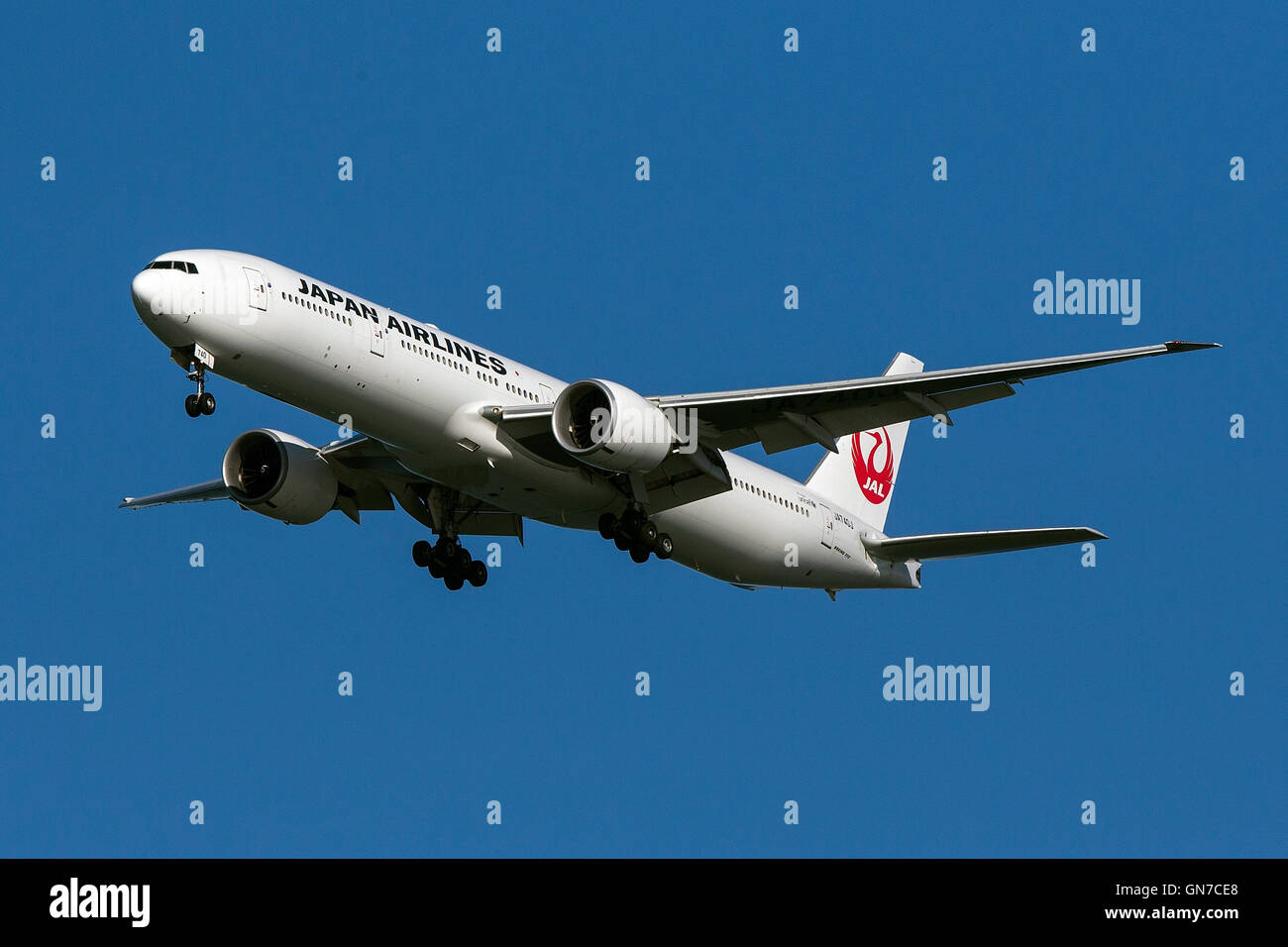 Japan Airlines Boeing 777-346ER (Registrierung JA740J) nähert San Francisco International Airport (SFO) sich in San Mateo, California, Vereinigte Staaten von Amerika Stockfoto