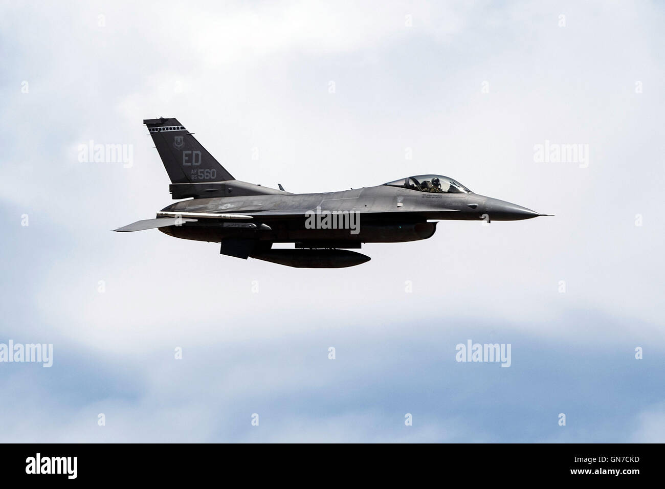 US-Air Force General Dynamics F - 16C Fighting Falcon (SN 85-1560) aus dem 412. Test Flügel, Edwards Air Force Base, fliegt durch den Jedi-Übergang, R-2508 Komplex, Star Wars Canyon / Rainbow Canyon, Death Valley Nationalpark, Kalifornien, Vereinigte Staaten von Amerika Stockfoto
