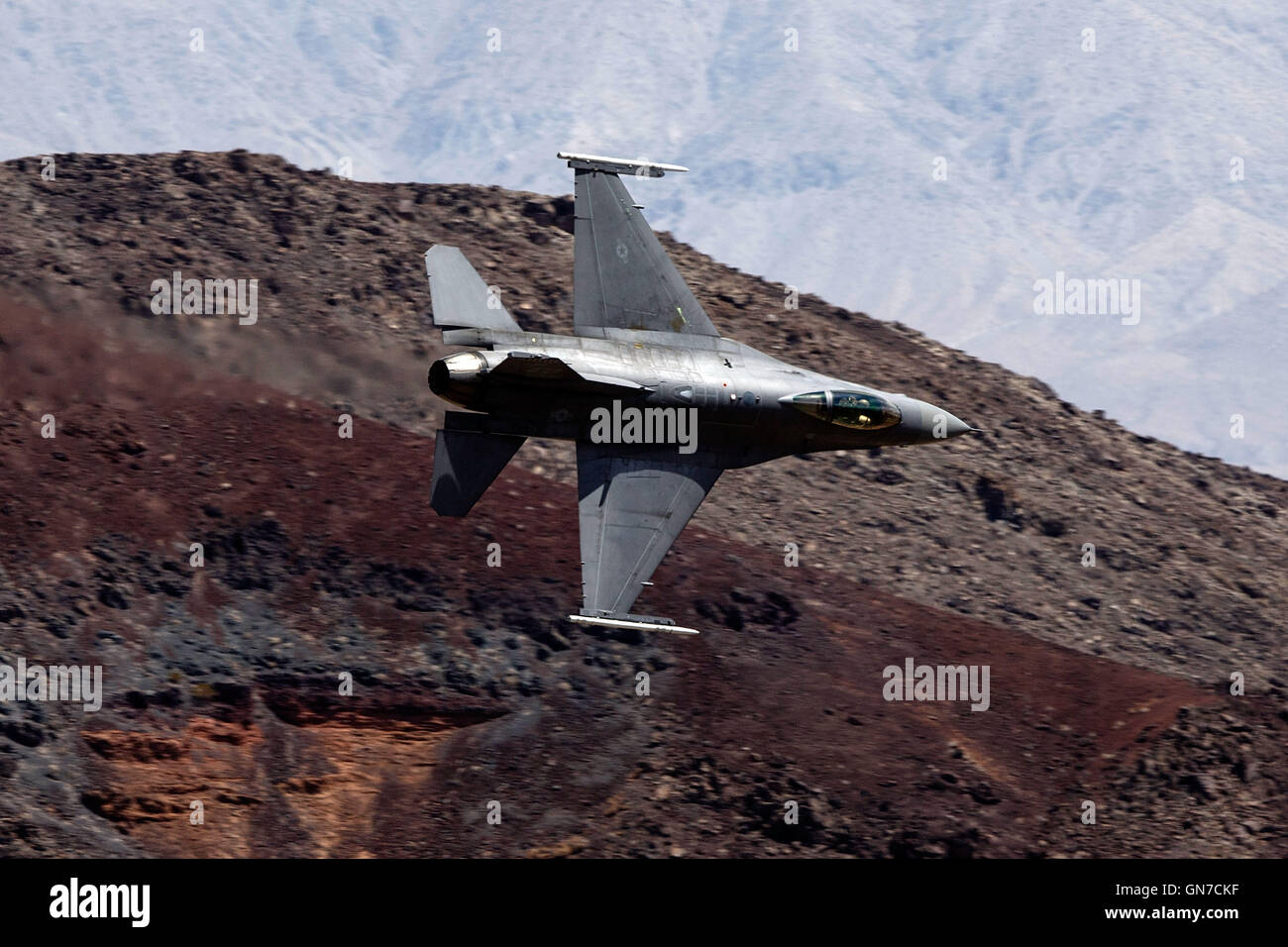US-Air Force General Dynamics F - 16C Fighting Falcon von 412. Test-Flügel, Edwards Air Force Base, fliegt durch den Jedi-Übergang, R-2508 Komplex, Star Wars Canyon / Rainbow Canyon, Death Valley Nationalpark, Kalifornien, Vereinigte Staaten von Amerika. Stockfoto