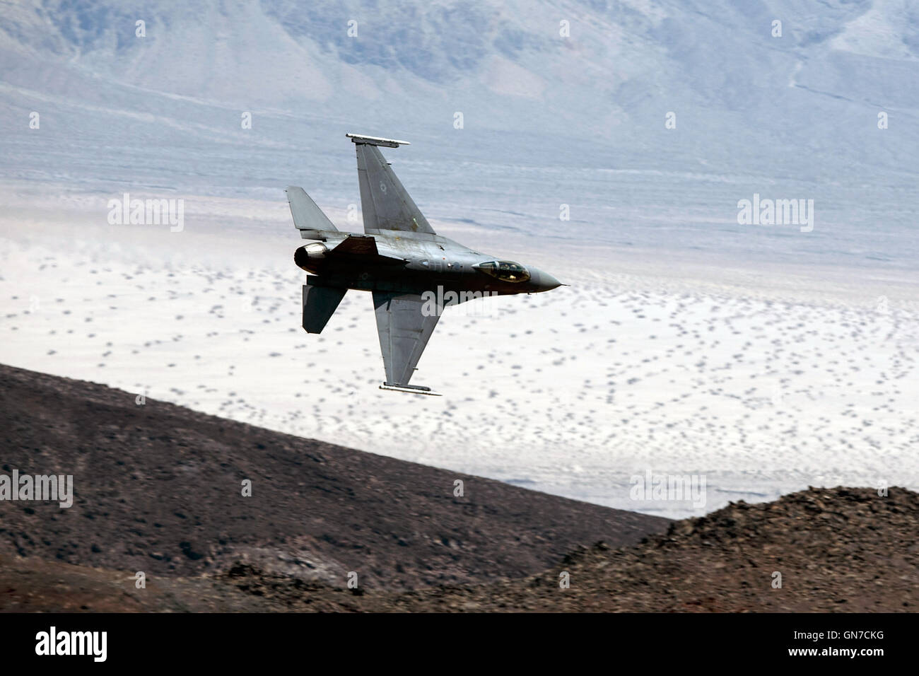 US-Air Force General Dynamics F - 16C Fighting Falcon von 412. Test-Flügel, Edwards Air Force Base, fliegt durch den Jedi-Übergang, R-2508 Komplex, Star Wars Canyon / Rainbow Canyon, Death Valley Nationalpark, Kalifornien, Vereinigte Staaten von Amerika. Stockfoto
