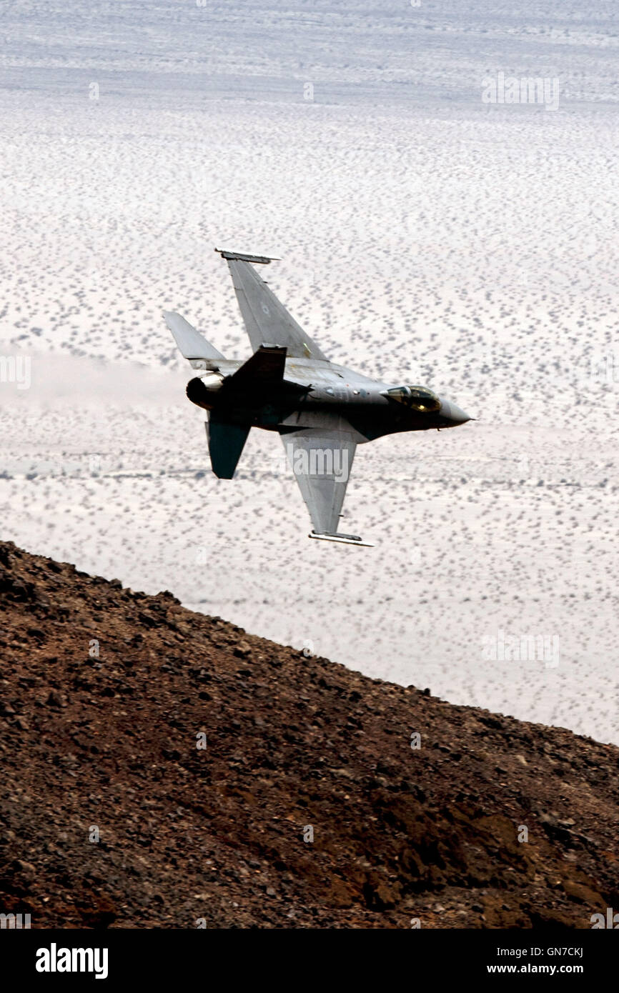 US-Air Force General Dynamics F - 16C Fighting Falcon von 412. Test-Flügel, Edwards Air Force Base, fliegt durch den Jedi-Übergang, R-2508 Komplex, Star Wars Canyon / Rainbow Canyon, Death Valley Nationalpark, Kalifornien, Vereinigte Staaten von Amerika. Stockfoto