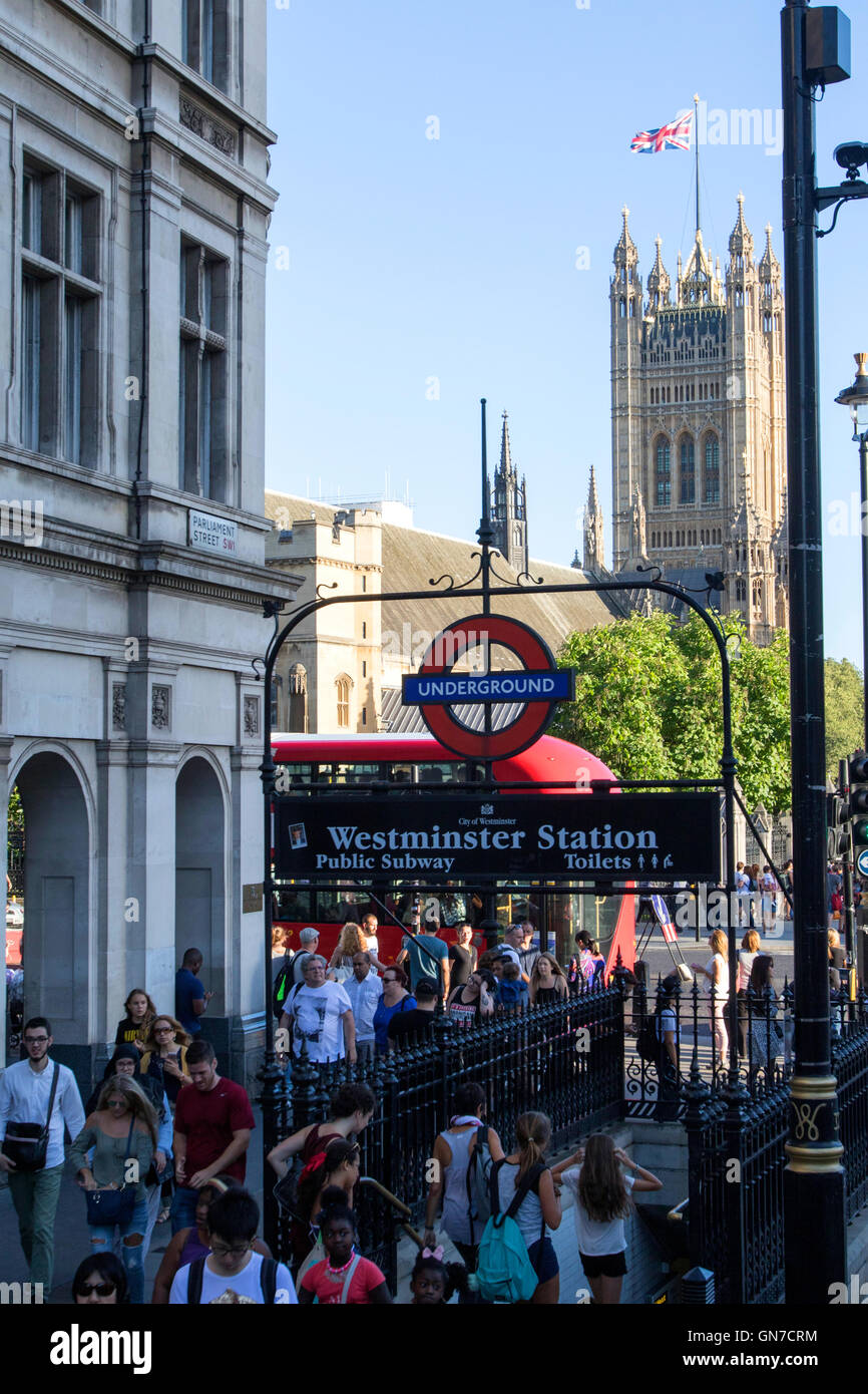 Westminster u-Bahn Station im Zentrum von London mit Blick auf Big Ben auf Parlament Street SW1 Stockfoto