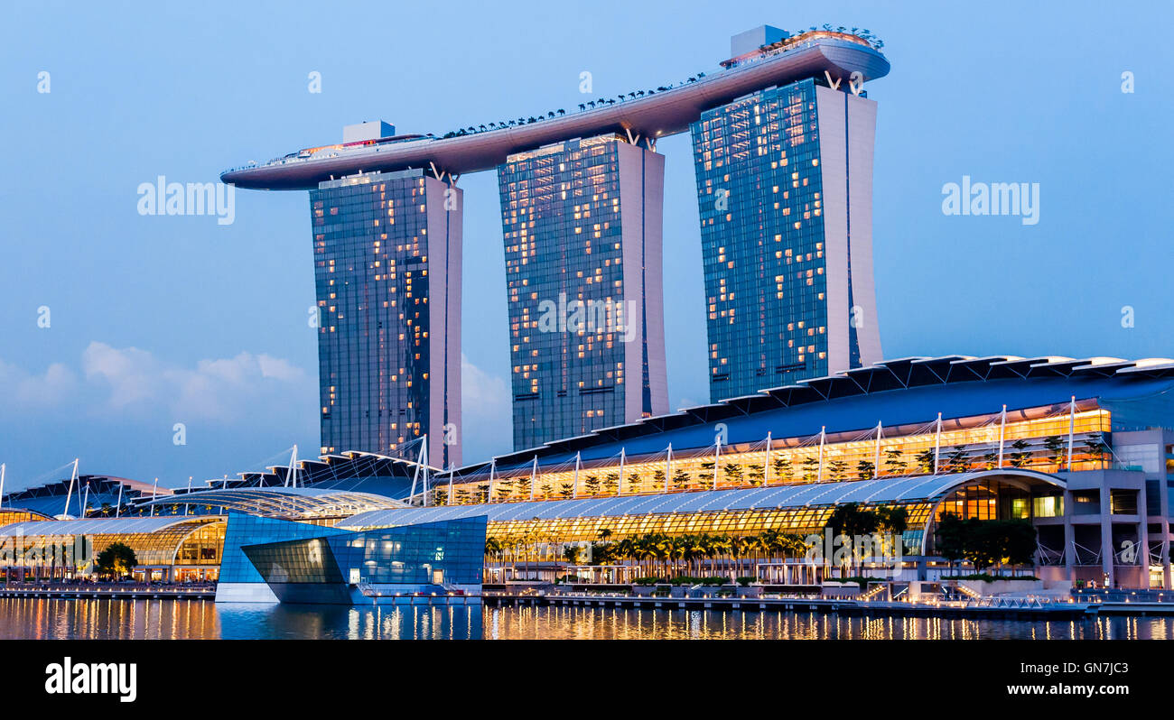 Marina Bay Sands Hotel in der Abenddämmerung Stockfoto