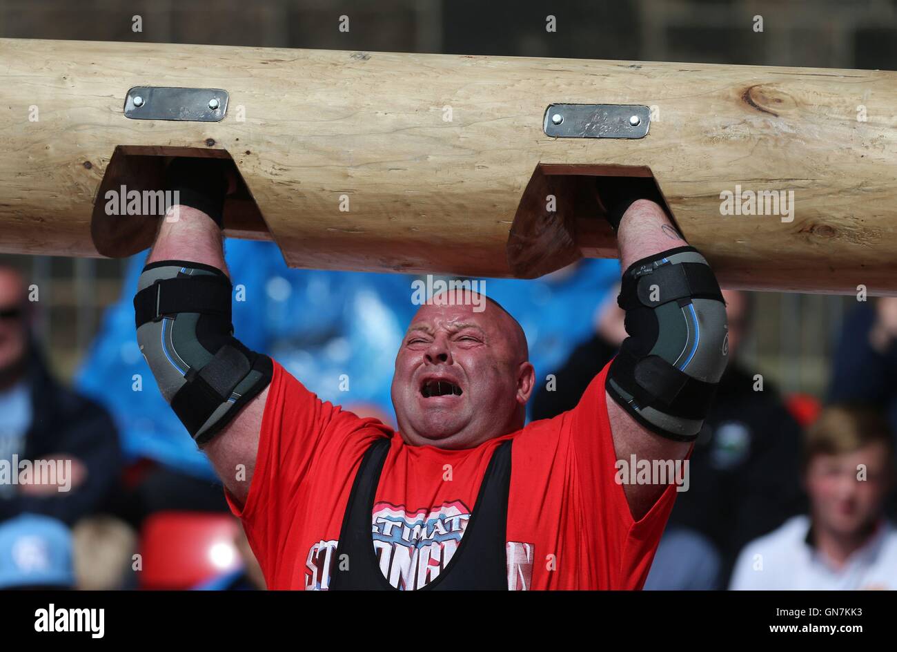 Belfast Phil Morgan beteiligt sich an der Log Lift während der ultimativen Strongman Masters-Veranstaltung am Crumlin Road Gefängnis in Belfast. Stockfoto