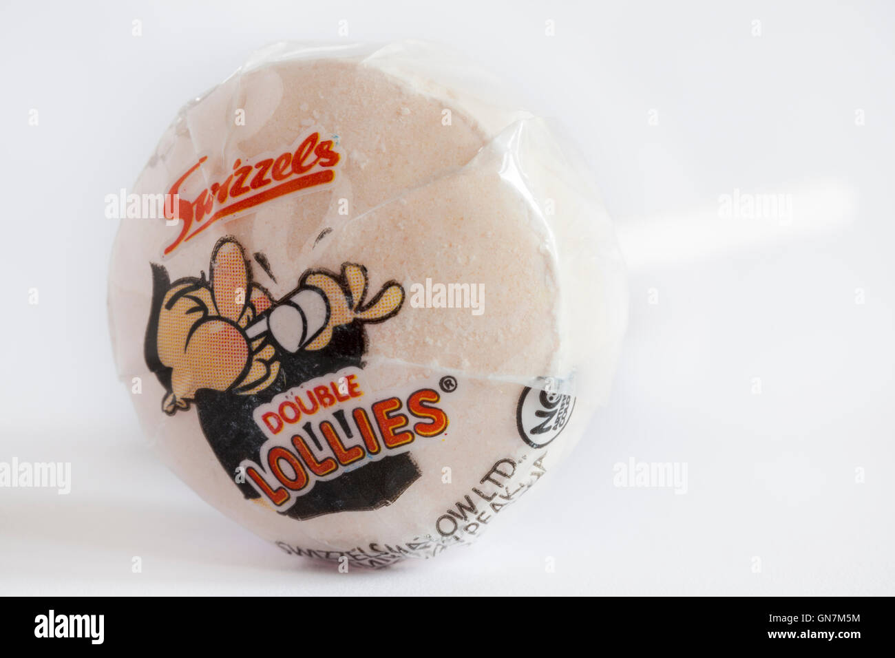 Swizzels Doppel Lutscher Lolly aus Paket Fußballfieber Süßigkeiten isoliert auf weißem Hintergrund Stockfoto