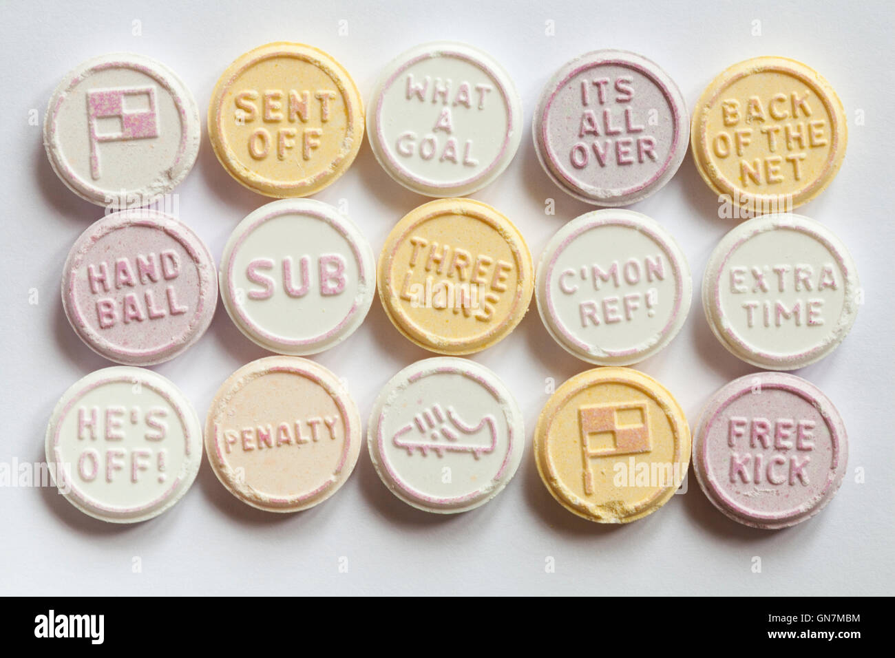 Swizzels Fußballfieber liebt Herzen aus einem Paket von Football Fever Süßigkeiten isoliert auf weißem Hintergrund - Blick von oben auf - liebherzige Süßigkeiten Stockfoto