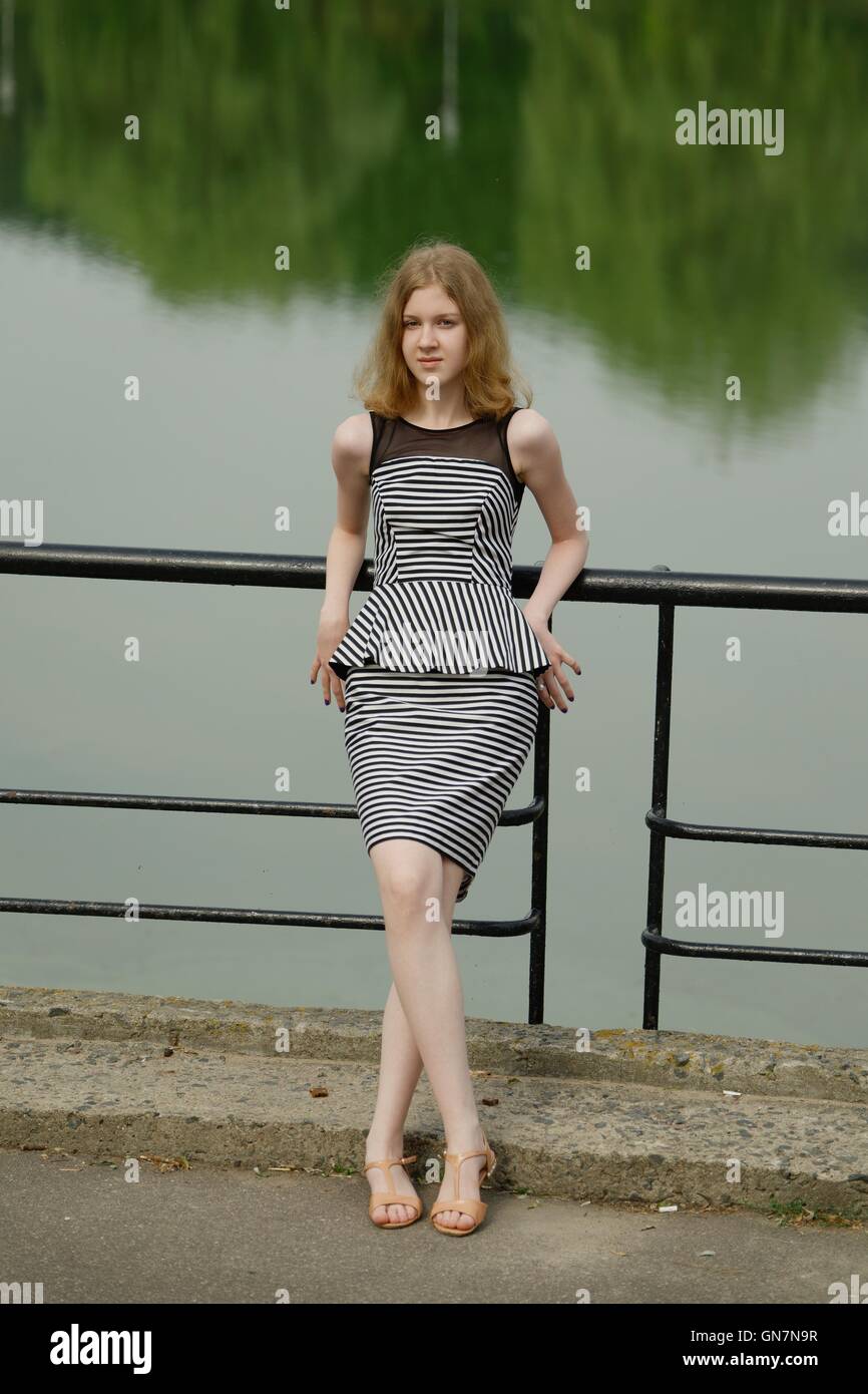 Hübsche junge Teenager-Mädchen in gestreiften Kleid am Flussufer  Stockfotografie - Alamy