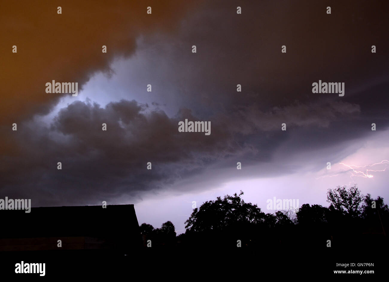 Aufhellung der Sturm in der Nacht, Blitz erhellt die Wolken und springen von Wolke zu Wolke oder cloud zu Boden. Stockfoto