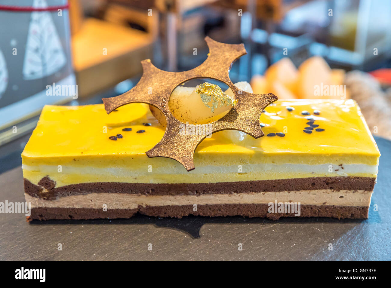 Hausgemachte Mousse au Chocolat Torte oben mit Poire Belle Helena Stockfoto