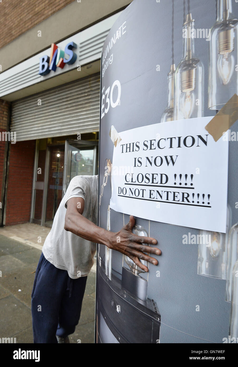 Der hintere waren Eingang des BHS Stores in Wood Green North London, wo Ladeneinrichtung entfernt wird, wurden nachdem es das letzte Mal geschlossen. Stockfoto