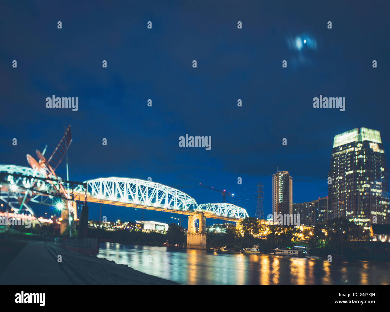 Nashville in der Nacht erschossen mit einem Tilt-Shift-Objektiv, Fokus auf der Brücke zu bieten. Stockfoto