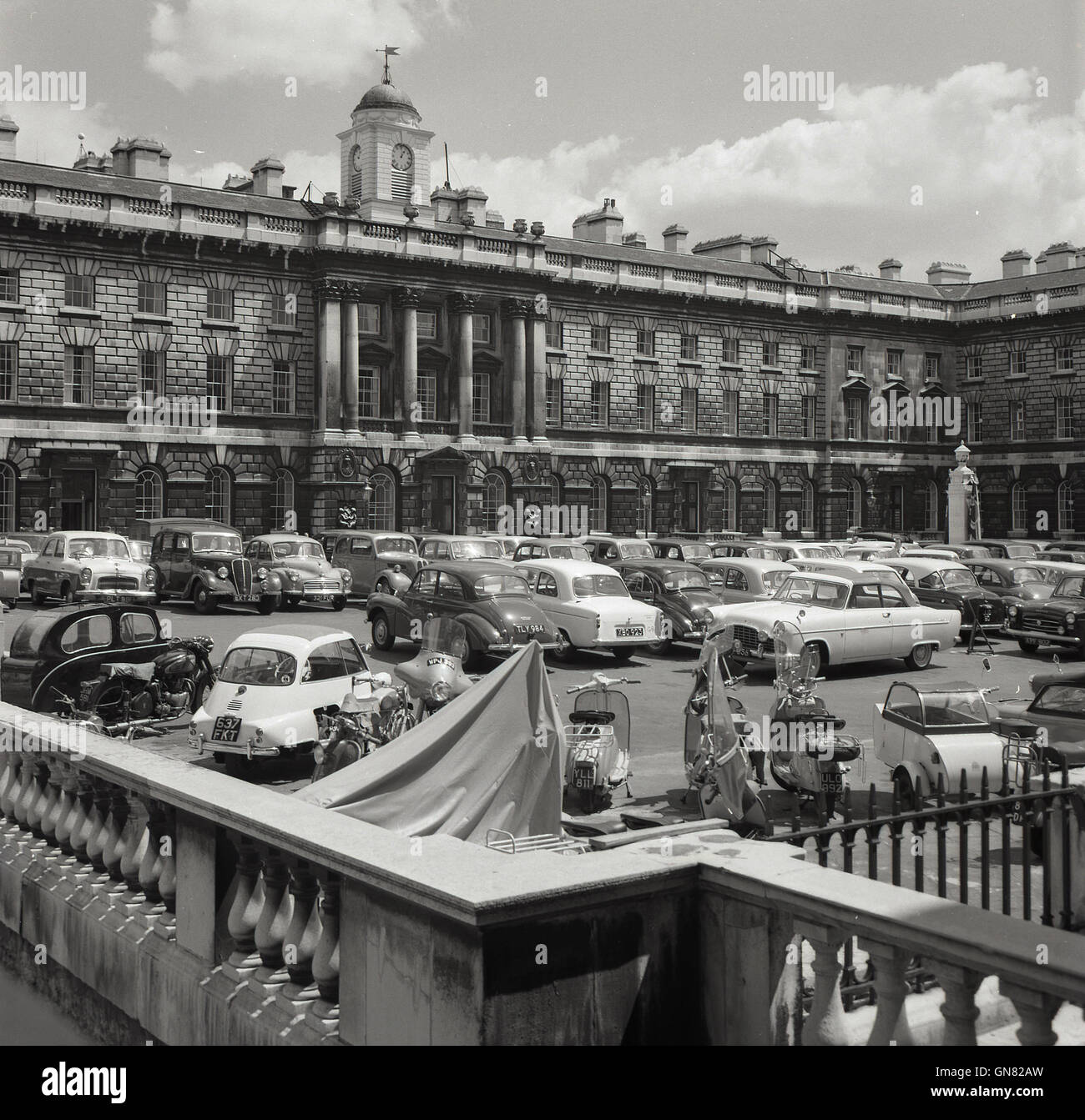 1950er Jahren Geschichtsbild, Autos und Motorräder des Tages füllen den Raum vor Burlington House, Heimat der Royal Academy of Arts in Piccadilly, London, England Stockfoto