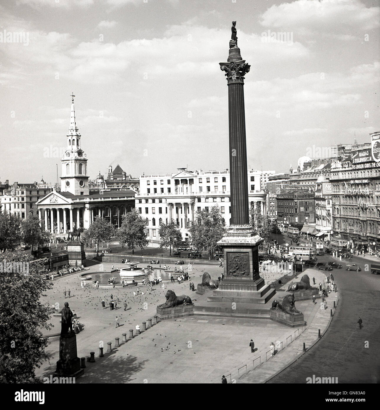 1950er Jahre historische Ansicht der Trafalgar Square mit der Nelson Säule und Umgebung, London, England. Stockfoto