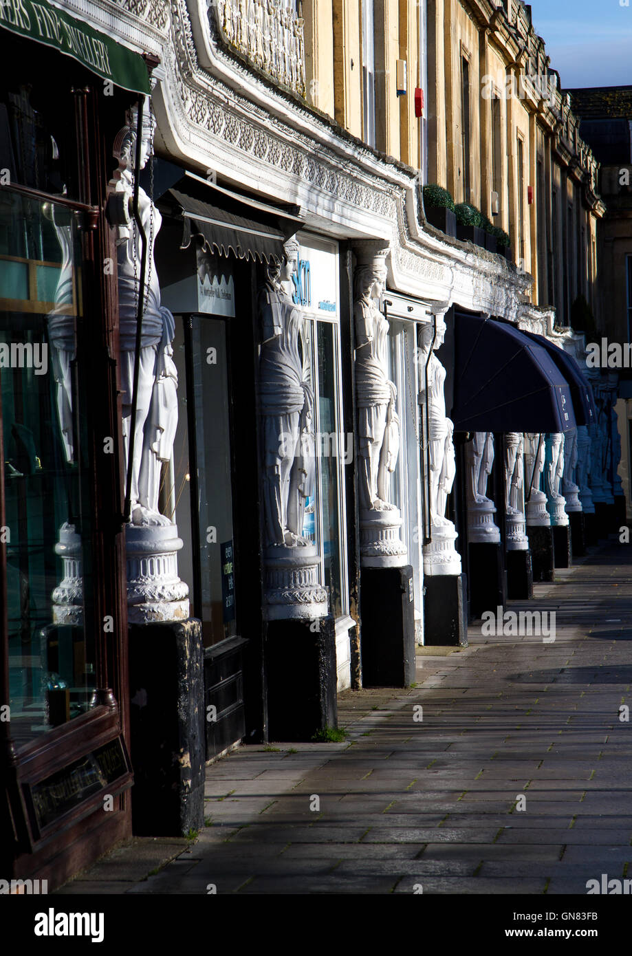 Karyatiden auf Shopfronts - Montpellier, Cheltenham Stockfoto