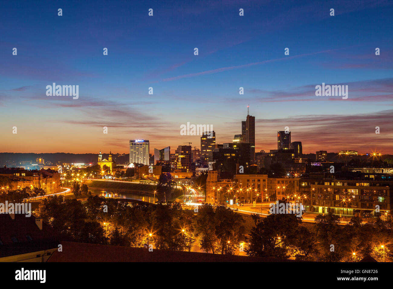 Blick auf die Nacht Stadt Vilnius und Flusses Neris Stockfoto