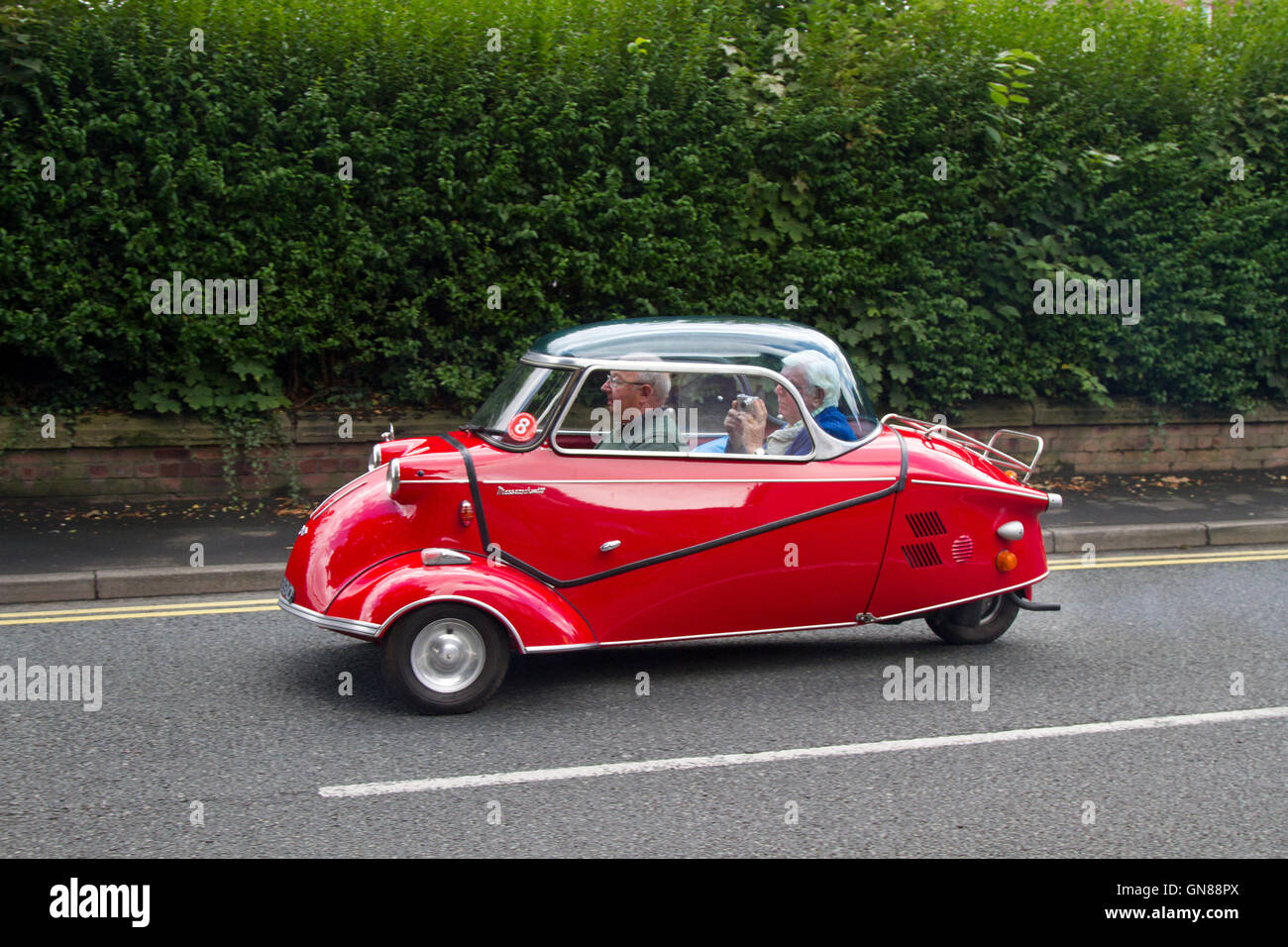 Rot 3 Rad Bubble Car FMR, Messerschmitt, Kabinenroller, Monocoque, TG500, 3 Wheeler, Trike, Dreirad, 3 Rad Motorrad, Trikes Motorräder, Dreirad Motorrad auf Ormskirk MotorFest mit 1950s Blase Microcar, Microcars, Bubble Cars in der Altstadt, Lancashire, UK Stockfoto