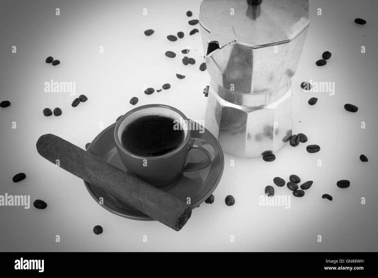 Kubanischen Kaffee Bohnen Espresso Maschine kubanische Zigarre Kaffee schwarz und weiß Stockfoto