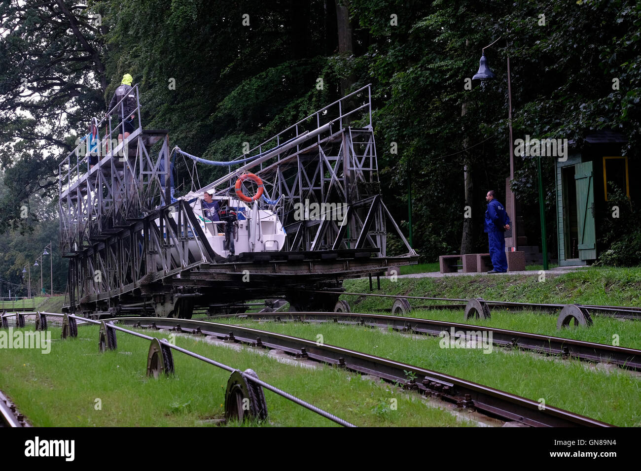 Wagen-Rampe am Kanal Elblaski in Elbag Region Ermland-Masuren, Nordpolen. Im 19. Jahrhundert erbaute Elbing Ostroda Kanal befasst sich mit der 99,5 m Unterschied im Wasserstand mittels eines Systems von Helligen, Schleusen, Talsperren und Schutztüren. Fünf Hellinge transportieren Boote durch trockenes Land auf schienengeführten Wagen. Stockfoto