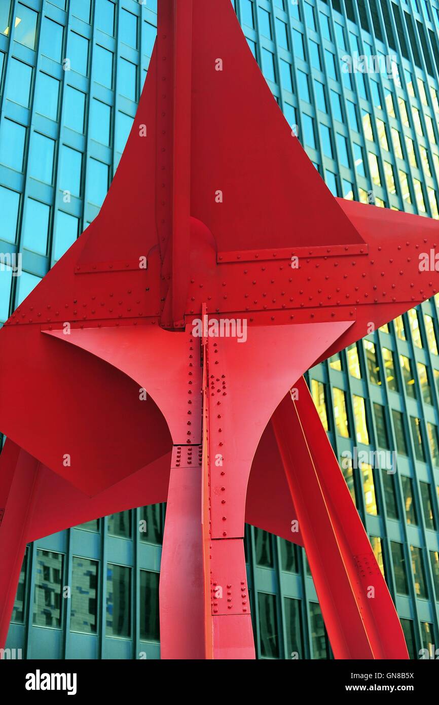 Die 'Flamingo' Skulptur des berühmten Künstlers Alexander Calder, ein 53-Fuß, 50 Tonnen schwere Kunstwerk in der Chicago Federal Plaza entfernt. Chicago, Illinois, USA Stockfoto