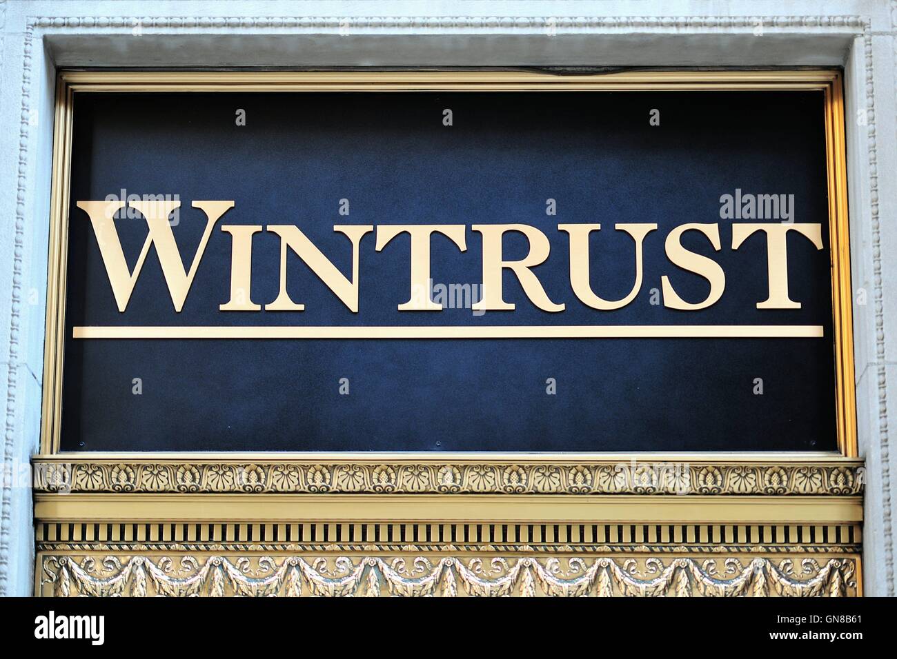 Ein Wintrust Bank unterzeichnen auf einem Gebäude im Finanzzentrum von Chicago Bezirk steht symbolisch für eine wichtige Rolle der Stadt im Bank- und Finanzwesen. Chicago, Illinois, USA. Stockfoto