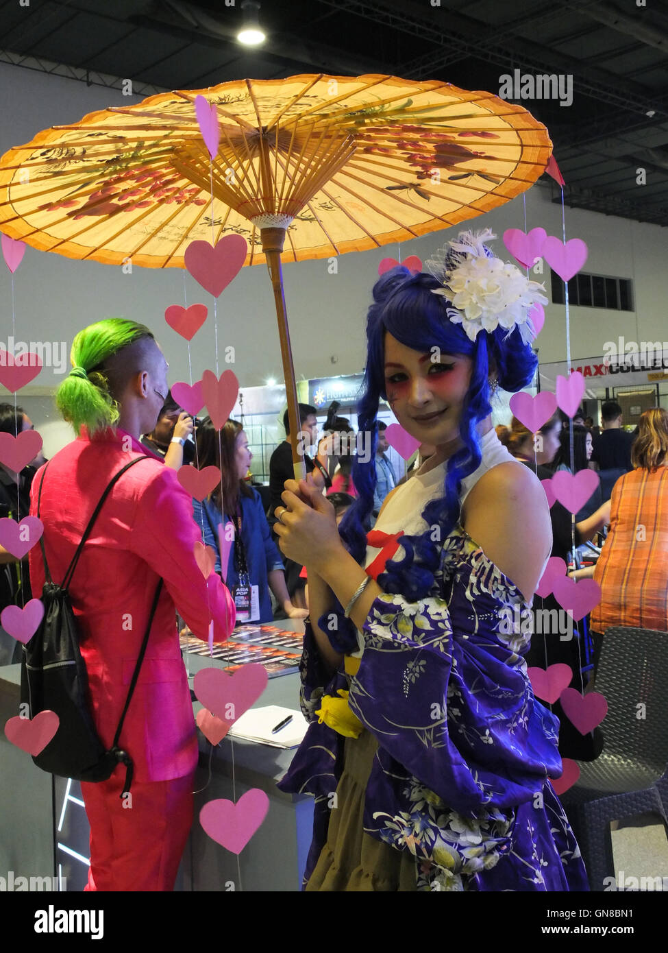 Pasay City, Philippinen. 28. August 2016. Ein weiblicher Cosplayer mit einem Regenschirm, posierte für Fotos, zur Freude der Fotografen. Bildnachweis: Josefiel Rivera/Pacific Press/Alamy Live-Nachrichten Stockfoto