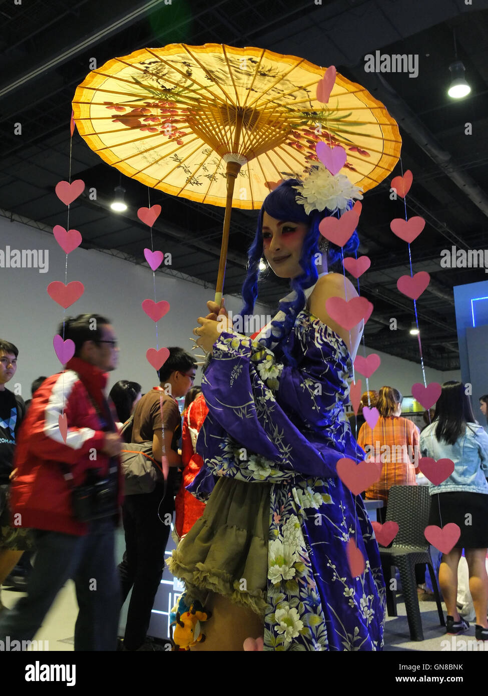 Pasay City, Philippinen. 28. August 2016. Ein weiblicher Cosplayer mit einem Regenschirm, posierte für Fotos, zur Freude der Fotografen. Bildnachweis: Josefiel Rivera/Pacific Press/Alamy Live-Nachrichten Stockfoto