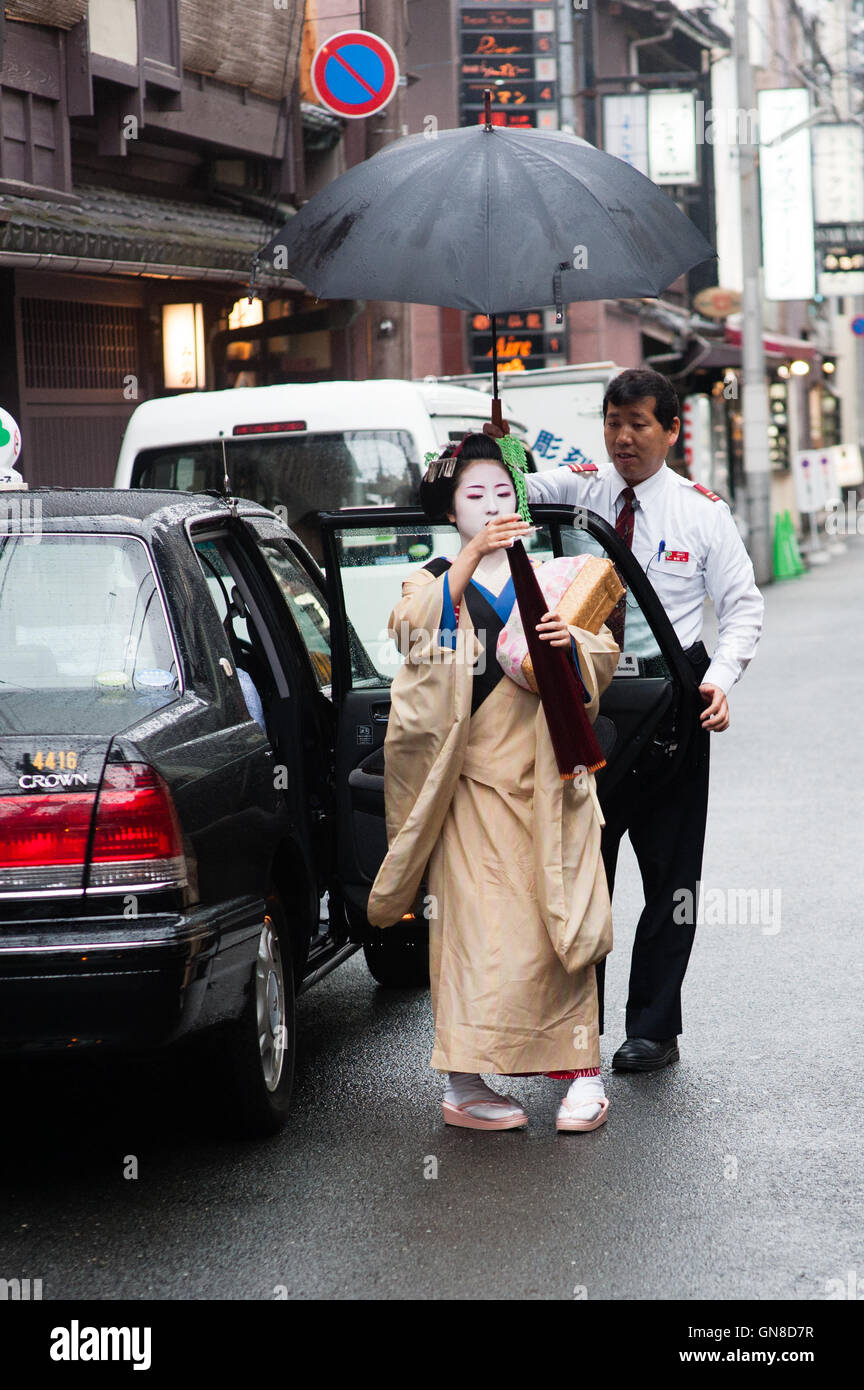 Geisha immer auf Taxi zu gehen zu arbeiten Stockfoto