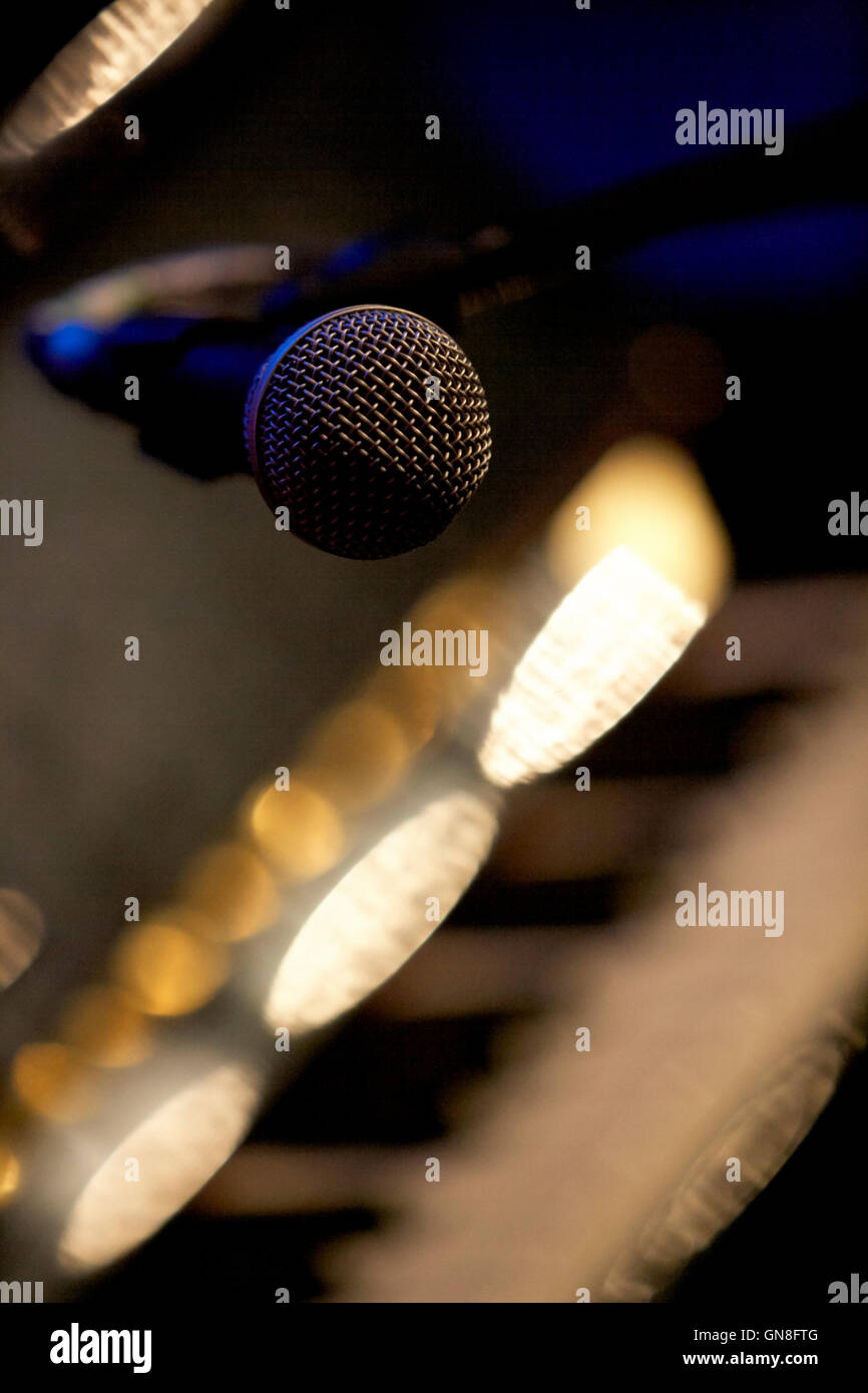 Mikrofon auf Boom verkabelten auf der Bühne stehen in einem Theater Stockfoto