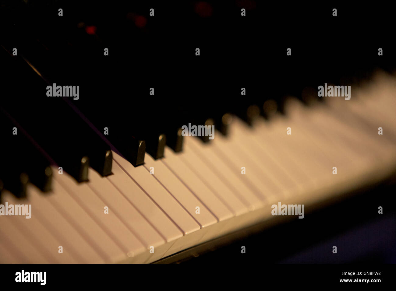 geringe Schärfentiefe auf schwach beleuchteten Klaviertastatur Stockfoto