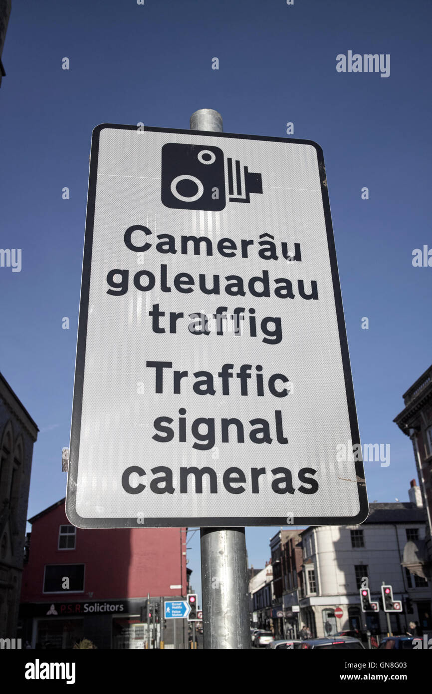 Zweisprachige walisische englische Straßenschild Ampel Kameras Stockfoto