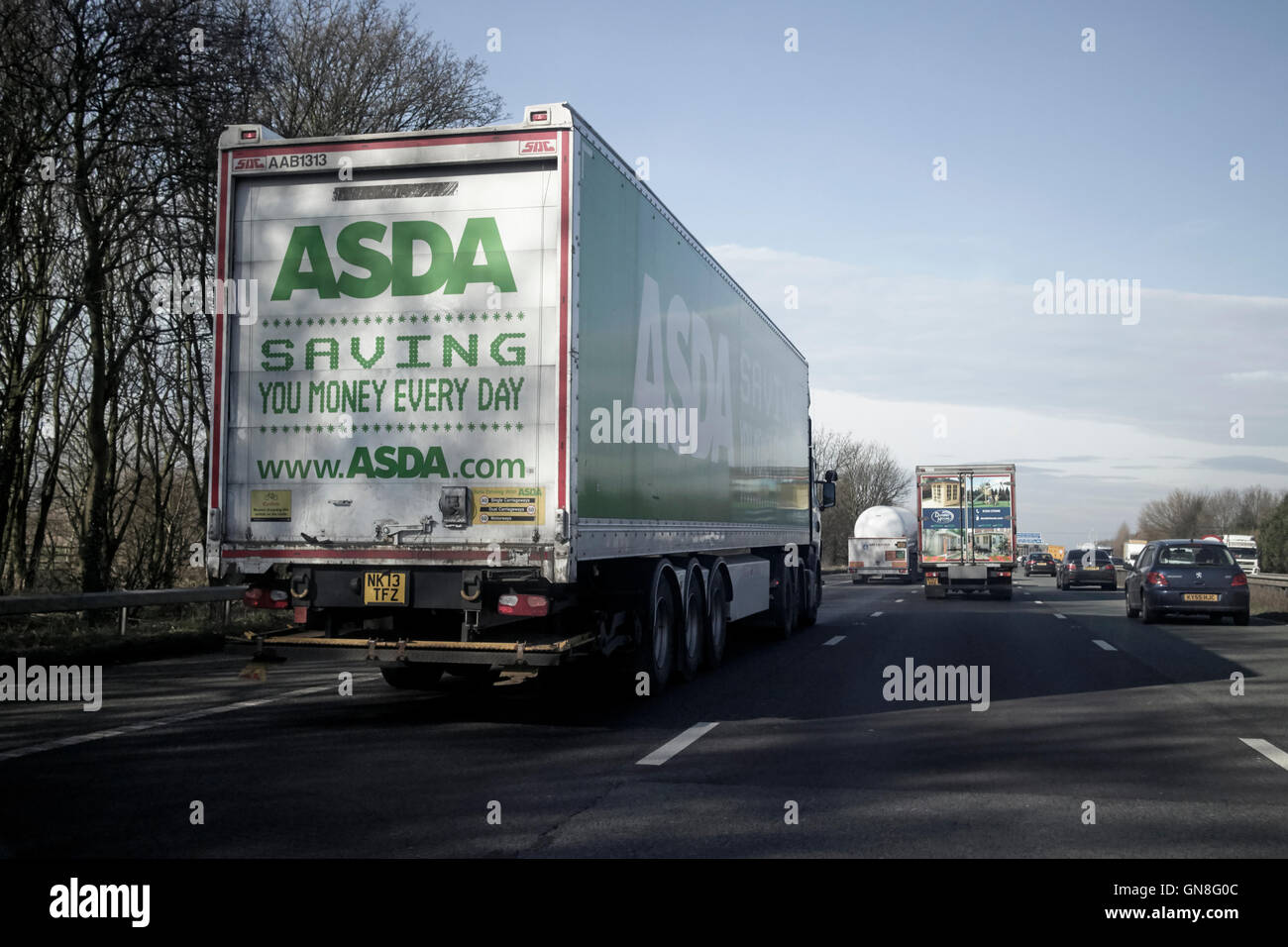 ASDA Supermarkt Angebot LKW uk Autobahn entlangfahren Stockfoto