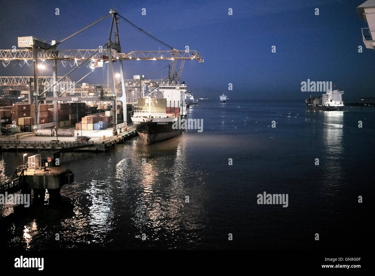 Belfast Hafen Fracht-Terminal und Belfast Lough in der Nacht Stockfoto
